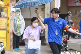 Màu áo xanh tình nguyện "đội nắng, đội mưa" tiếp sức mùa thi THPT 2023