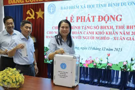BHXH tỉnh Bình Dương phát động tặng sổ BHXH, thẻ BHYT cho người có hoàn cảnh khó khăn