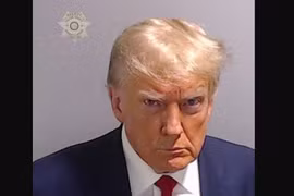 Ông Donald Trump gây sốt khi trở lại mạng xã hội X với bức ảnh hồ sơ nghi phạm