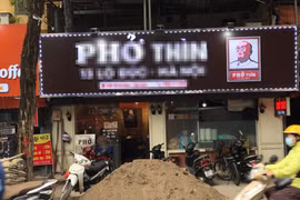 Chủ kinh doanh ở Hà Nội khổ sở vì điệp khúc đào xới, lát vỉa hè dịp cuối năm