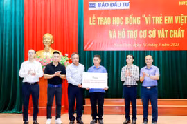Báo Đầu tư trao 150 suất học bổng cho học sinh nghèo huyện Nam Đàn và Hưng Nguyên, tỉnh Nghệ An