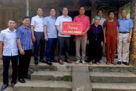 Trao tặng gia đình VĐV Cao Thị Duyên - "cô gái vàng" môn lặn tại SEA Games 32 số tiền 100 triệu đồng