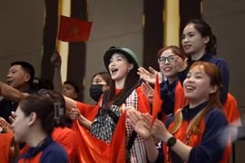 Hình ảnh Hòa Minzy cổ vũ tại SEA Games 32 gây sốt với khán giả quốc tế