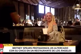 Britney Spears gây náo loạn, có hành động bất thường giữa nhà hàng