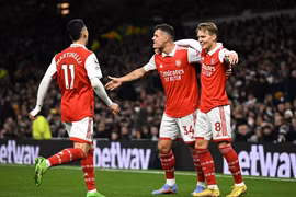 Đánh bại Tottenham 2-0, Arsenal tạo cách biệt 8 điểm với Man City