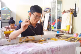 Long bào Đông Cứu - Thêu nét tài hoa