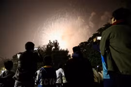 Pháo hoa rợp trời, người dân Thủ đô đón Tết Nguyên đán Quý Mão với nhiều ước vọng