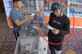 Đóng giả khách mua điện thoại, rồi cướp giật chạy trốn vào rừng sâu