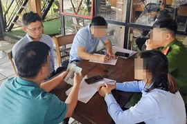Bắt quả tang đối tượng dùng sổ đỏ giả lừa bán đất để chiếm đoạt hơn nửa tỷ đồng