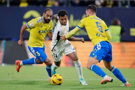 Bellingham và Rodrygo tỏa sáng, Real Madrid trở lại ngôi đầu La Liga