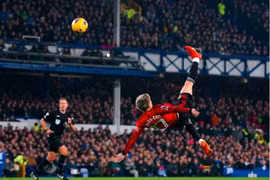 Thắng Everton 3-0, MU áp sát top 4 Ngoại hạng Anh