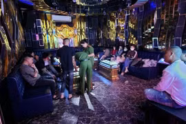 Kon Tum: Bắt quả tang nhóm thanh niên bay lắc trong quán karaoke