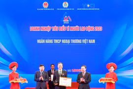 Vietcombank lần thứ tư liên tiếp được Bằng khen “Doanh nghiệp tiêu biểu vì người lao động”