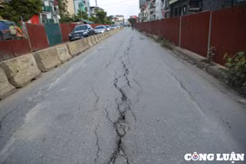 Hà Nội: Mặt đường Âu Cơ nứt toác, tiềm ẩn nguy cơ mất an toàn giao thông