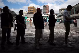 Vụ ám sát ứng viên tổng thống phủ bóng đen lên cuộc bầu cử Ecuador