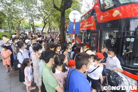 Hà Nội: Hàng nghìn người xếp hàng dài chờ đi xe buýt hai tầng miễn phí