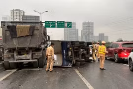 Hà Nội: 5 ô tô đâm liên hoàn, đường Vành đai 3 tắc cứng