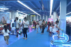 Hà Nội: Sợ cảnh chen lấn nhiều người dân chọn các khu vui chơi trong nhà dịp nghỉ lễ