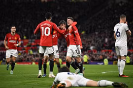 Lindelof hóa người hùng, MU áp sát top 4 Ngoại hạng Anh