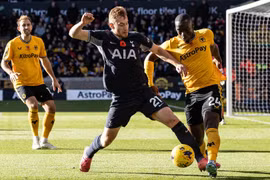 Tottenham thua ngược trong 6 phút bù giờ