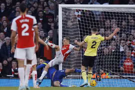 Thắng Burnley 3-1, Arsenal áp sát ngôi đầu của Man City