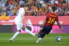 Fan Arsenal phẫn nộ với vào bóng triệt hạ của Rodri với Odegaard