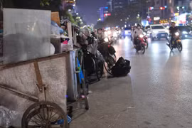 Hà Nội: Các điểm tập kết rác thải tràn ngập lòng đường