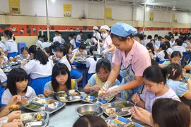 Chất lượng bữa ăn học đường: Đừng để mất bò mới lo làm chuồng!