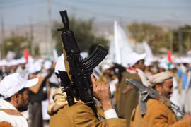 Thủ lĩnh Houthi dọa tấn công tàu chiến Mỹ