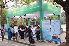 Vietnam Airlines Festa mang không khí Giáng sinh tràn ngập phố đi bộ