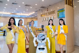 Thí sinh hoa hậu hoàn vũ Việt Nam 2023 trải nghiệm tiện ích vượt trội tại một ngân hàng