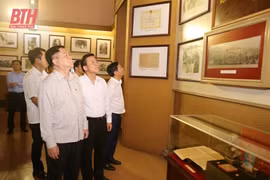 Đồng chí Nguyễn Trọng Nghĩa dâng hương tại Khu văn hóa tưởng niệm Chủ tịch Hồ Chí Minh