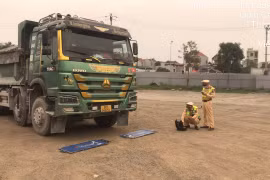 Độ kích thủy lực để nâng thành thùng và chở quá tải, tài xế bị phạt 14 triệu đồng