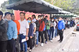 Hơn 500 người xếp hàng dài chờ xác minh lý lịch tại Sở Tư pháp Hà Nội trong ngày 7/4