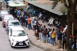 Hà Nội: Người dân mệt mỏi xếp hàng “rồng, rắn” chờ xác minh lý lịch tư pháp
