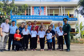 Trao học bổng “Nâng bước em tới trường” tại Kon Tum