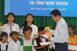 Báo Người Lao Động trao tặng học bổng cho 100 học sinh, sinh viên