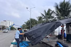 Tháo dỡ nhiều lều bạt tại khu du lịch biển Hải Tiến (Thanh Hoá)