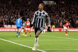 MU thua sốc Nottingham, giấc mơ top 4 rời xa