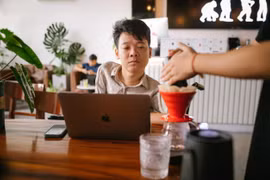 Vượt nghịch cảnh, chàng trai ngồi xe lăn khởi nghiệp thành công với cà phê kiểu mới