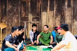 Gia Lai: Gõ cửa từng nhà, vận động người dân giao nộp vũ khí, vật liệu nổ