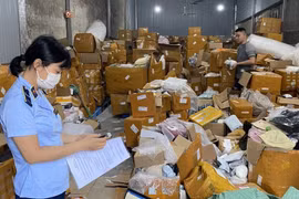 Hà Nội: Phát hiện kho hàng mỹ phẩm, đồ gia dụng nhập lậu "khủng", chuyên bán online