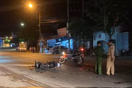 Hai xe máy va chạm, 4 người thương vong
