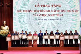 Kịp thời tôn vinh các văn nghệ sĩ có nhiều thành tựu, cống hiến cho đất nước