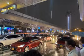 Nhiều chuyến bay không thể hạ cánh xuống Tân Sơn Nhất do thời tiết xấu