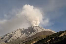 Núi lửa Ubinas phun trào, Peru sắp ban bố tình trạng khẩn cấp