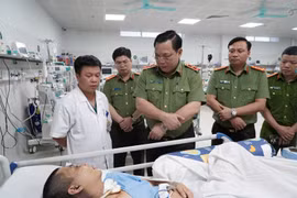 Giám đốc Công an TP Hà Nội thăm hỏi, động viên cán bộ bị thương trên đường làm nhiệm vụ