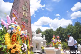 Trung ương Hội Cựu Thanh niên xung phong Việt Nam dâng hương tại các nghĩa trang liệt sĩ miền Trung