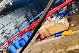Kon Tum: 16 tấn hóa chất để sản xuất ma túy chưa được xử lý rò rỉ gây ô nhiễm