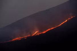 Núi lửa Etna phun trào, nhiều chuyến bay ở Ý bị hoãn lại